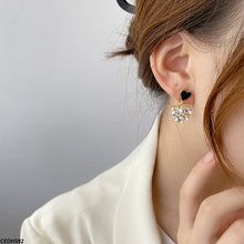 CEDH592 SIQ Heart Drop Earrings - CEDH