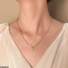 TPSH00702 QWN Leaf TearDrop Pendant - TPSH